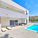 Casa de Férias Family Friendly House With A Swimming Pool Povljana, Pag - 24256 *